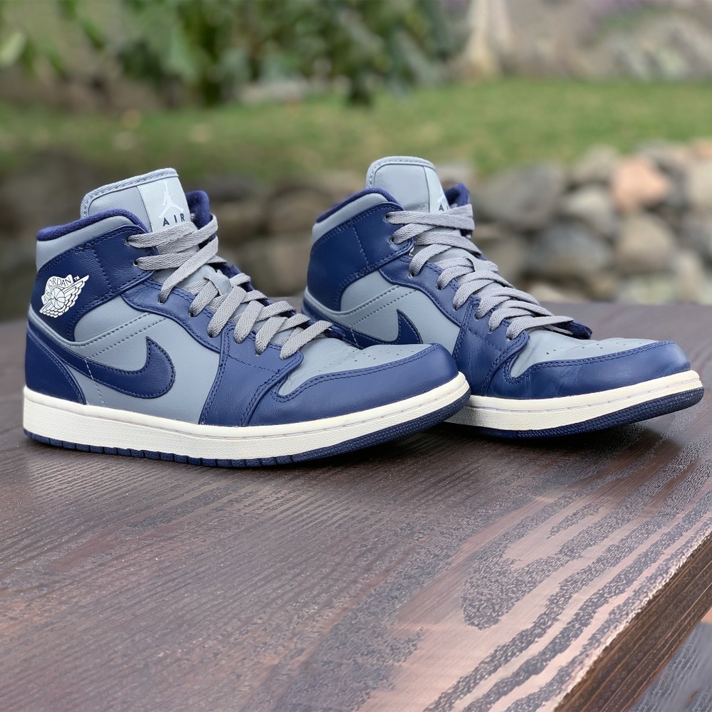 Air Jordan 1 Mid Men's Georgetown 554724-006 Navy/Grey Size 9.5 Used